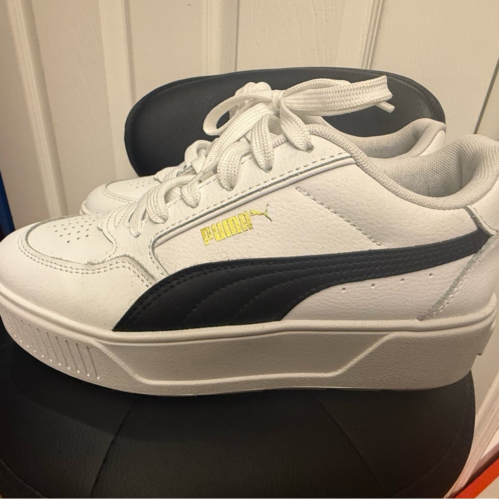 Women Puma Leather Sneakers - W 7.5